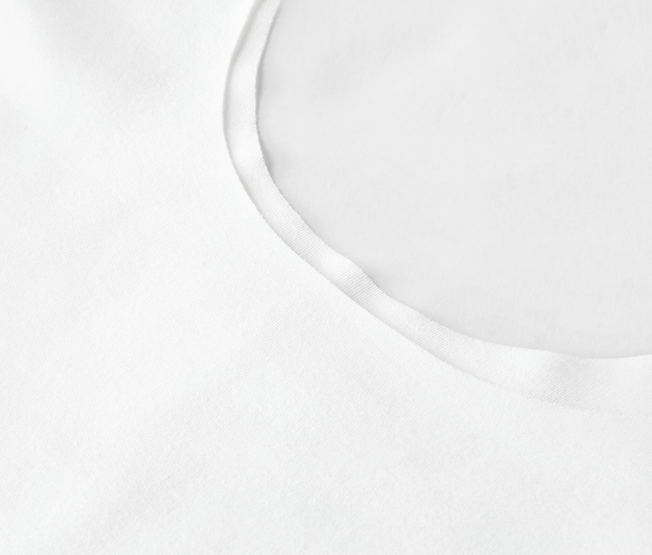 Zbliżenie białej tkaniny z brzegiem.