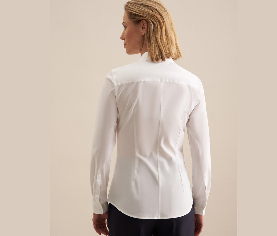 Widok z tyłu na blondynkę w białej koszuli slim fit Seidensticker.