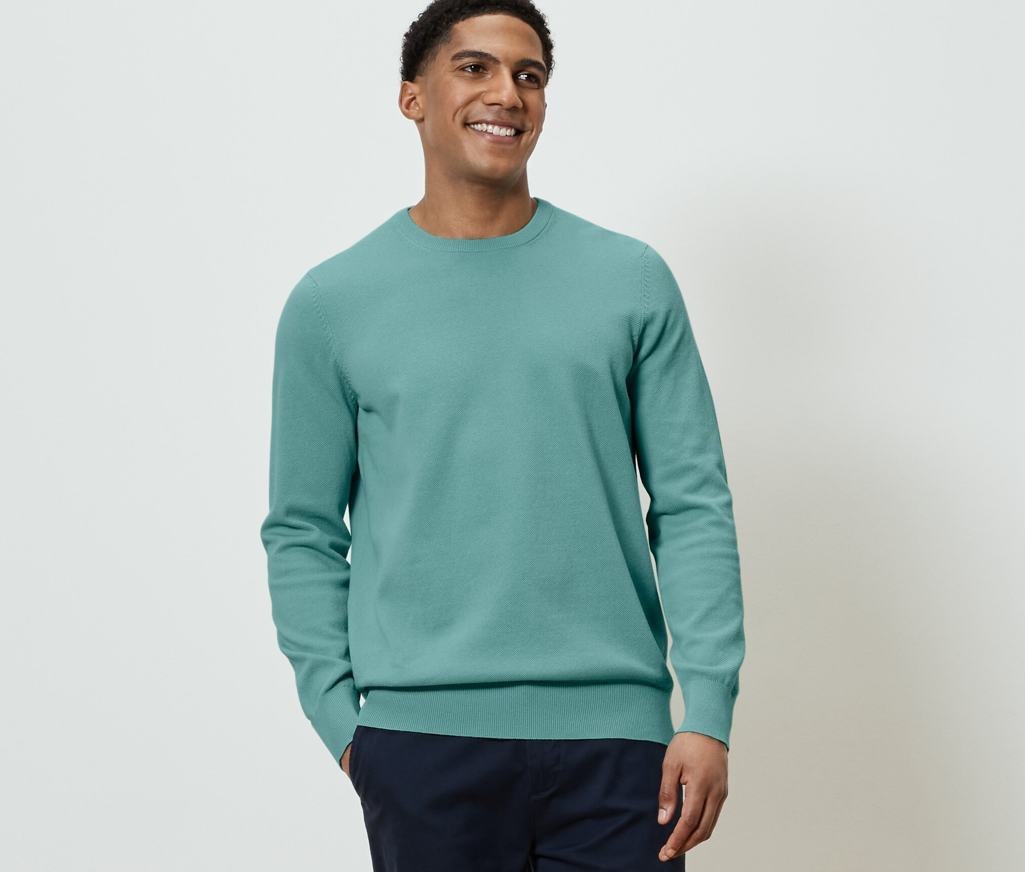 Mężczyzna ma na sobie sweter.