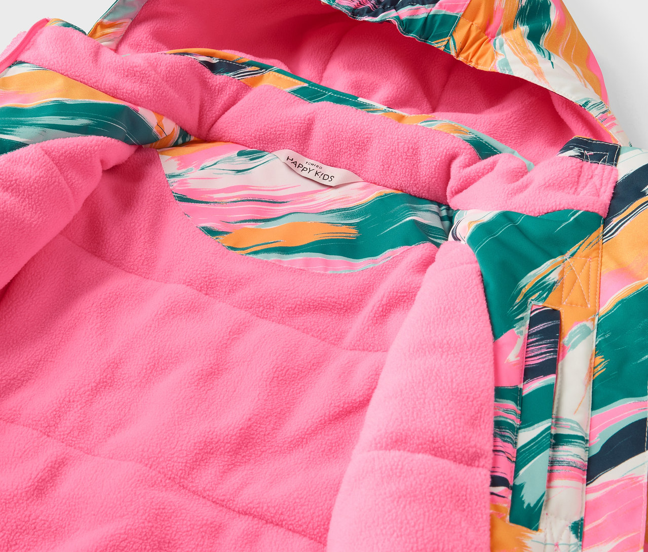 Szczegół wnętrza kolorowej kurtki z kapturem i różową podszewką.