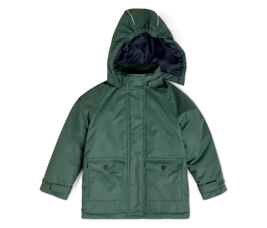 Zielona kurtka przeciwdeszczowa z kapturem na białym tle.