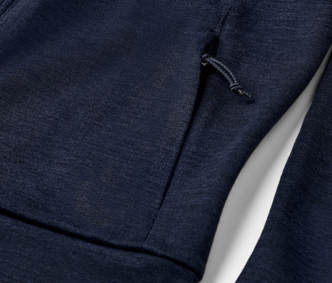 Szczegółowy widok kurtki funkcyjnej z wełną z certyfikatem RWS.