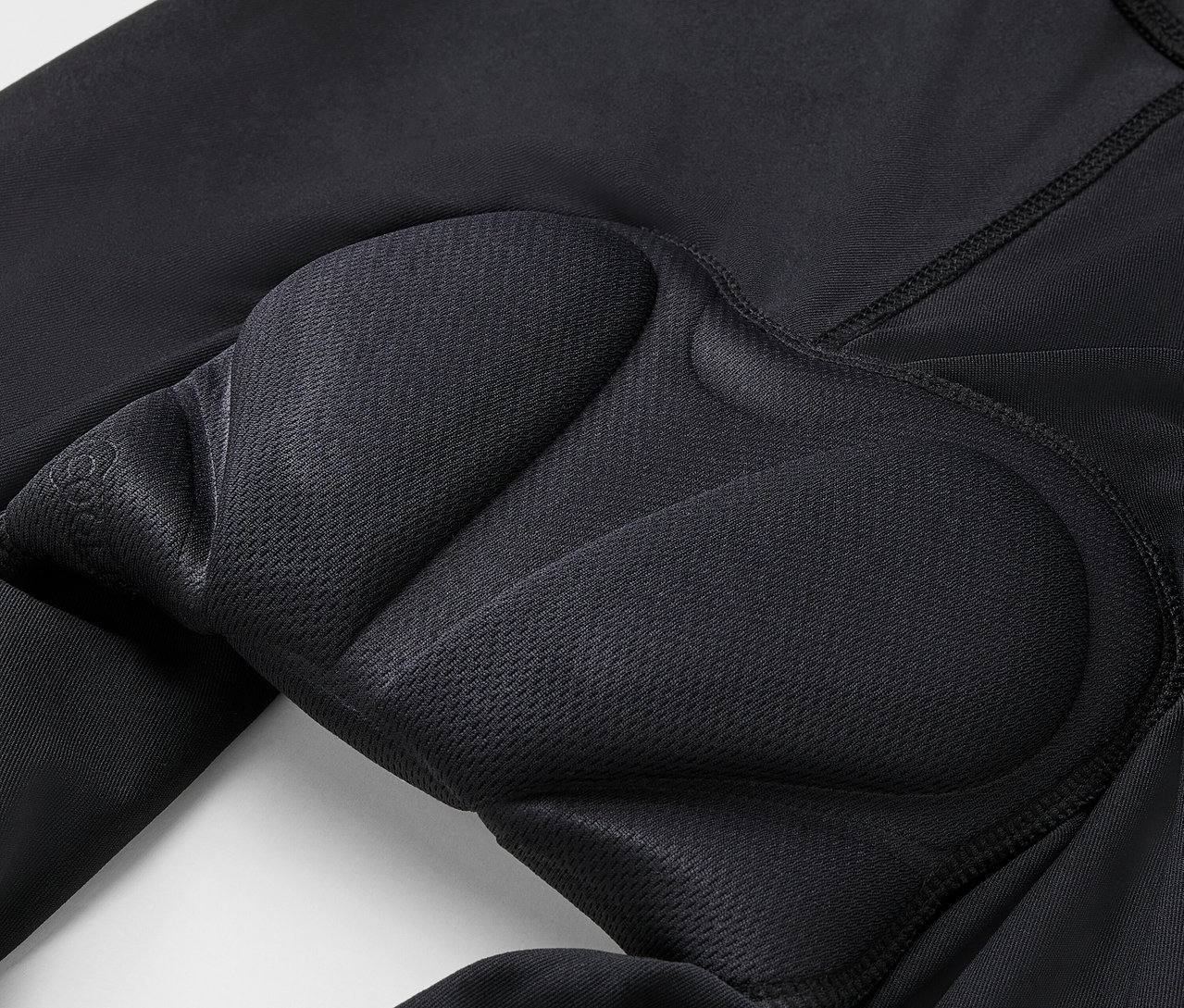 Zbliżenie na czarne spodnie rowerowe z wkładką.