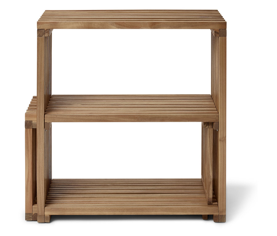 Dwu poziomowy drewniany regał z trzema półkami.