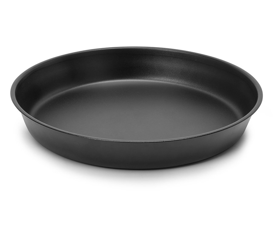Czarna okrągła forma do pieczenia na białym tle.