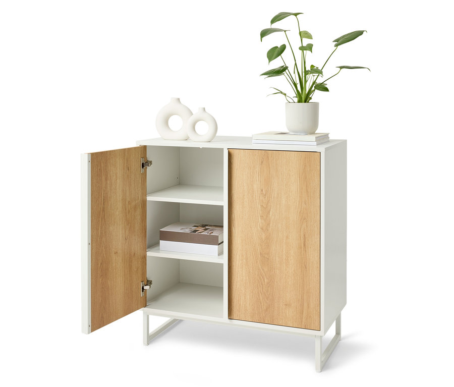 Biała szafka z drewnianymi drzwiczkami, jedne drzwiczki są otwarte.