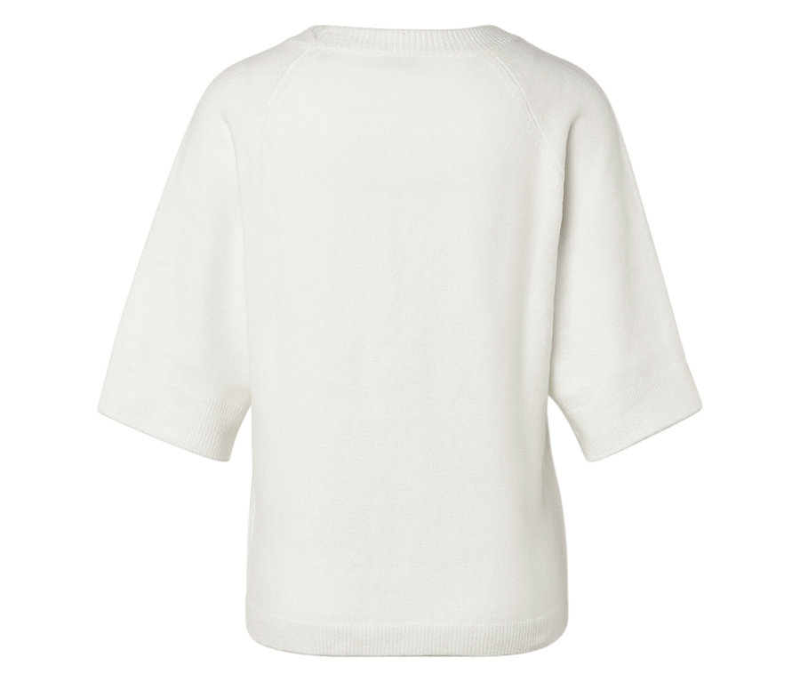 Biały sweter z krótkimi rękawami od tyłu.