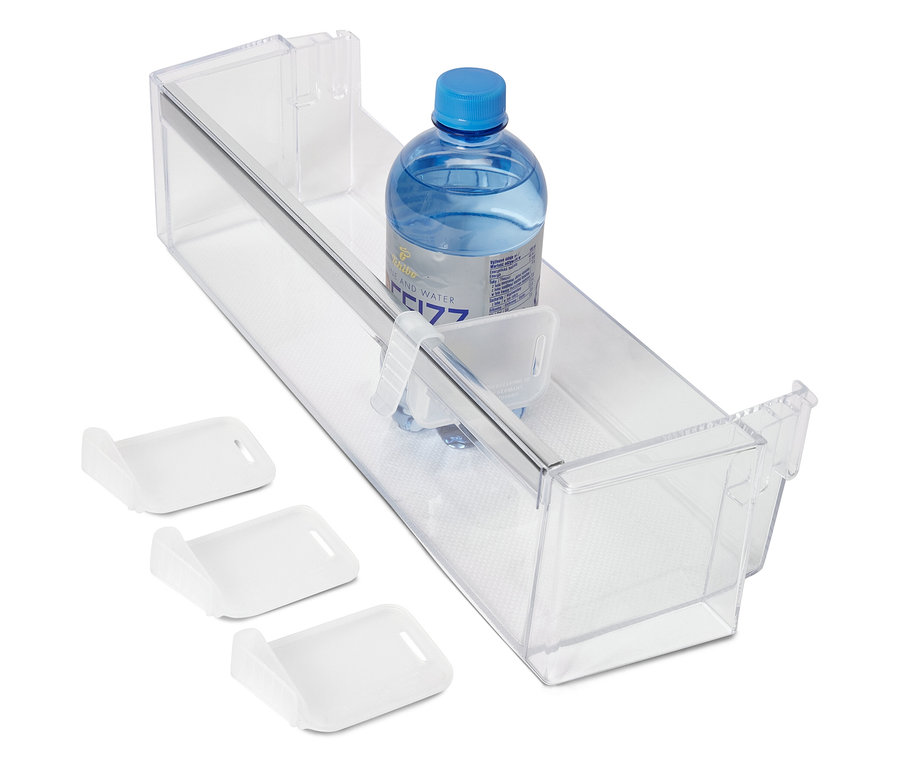 W przezroczystej szufladzie znajduje się butelka wody i trzy białe tacki do przechowywania.