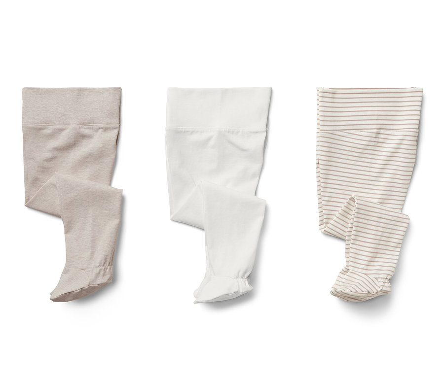 Trzy pary spodni niemowlęcych: beżowe, białe i w paski.