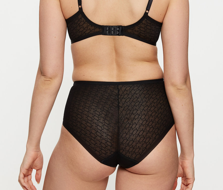 Widok z tyłu kobiety ubranej w czarny biustonosz i czarne figi Triumph Signature Sheer Maxi EX.