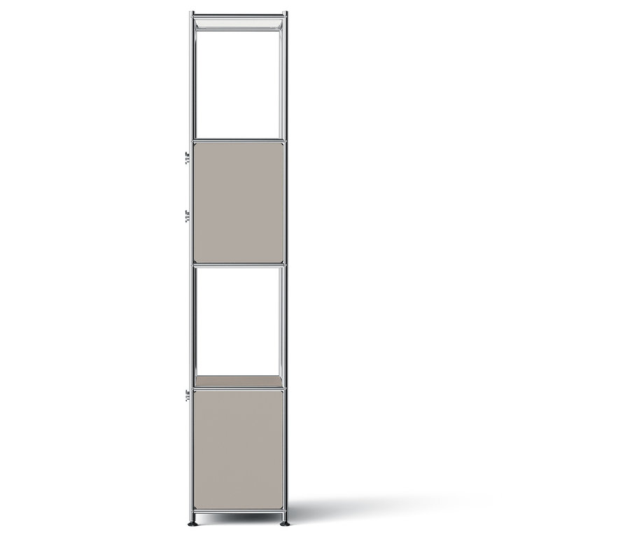 Beżowa szafka ze srebrną ramą.