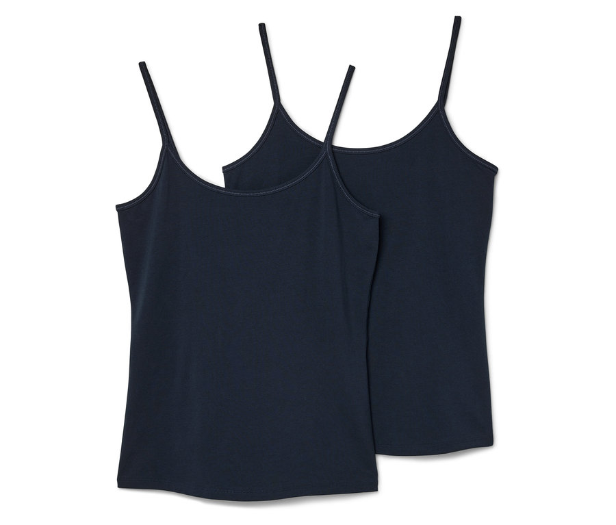 Dwa granatowe podkoszulki na ramiączkach leżą obok siebie.