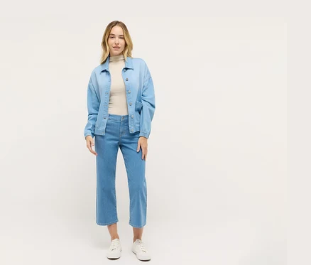 Kobieta ma na sobie kurtkę dżinsową Angels Denim i pasujące dżinsy.