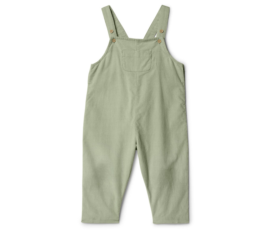 Jasnozielone ogrodniczki dziecięce z kieszenią na piersi, izolowane na białym tle.