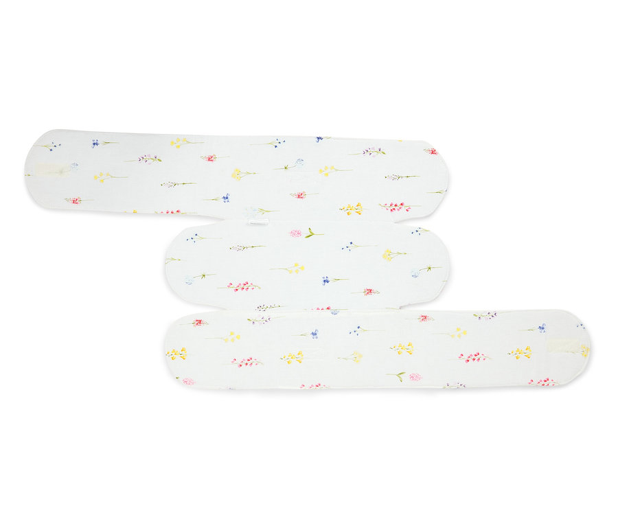 Trzy białe wkładki materiałowe w kwiatowy wzór leżą jedna na drugiej.