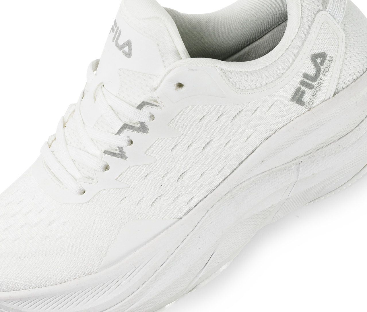 Zbliżenie na biały damski but sportowy FILA Retron.