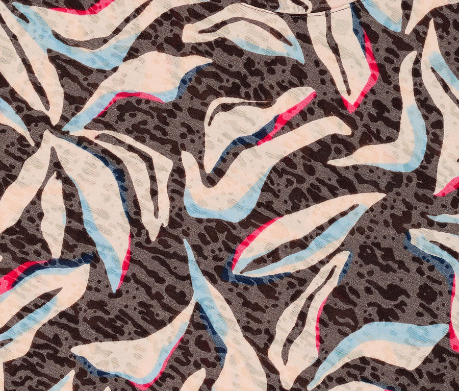 Zbliżenie na niebieską koszulkę z krótkim rękawem CECIL z abstrakcyjnym wzorem i brązowym dekoltem.