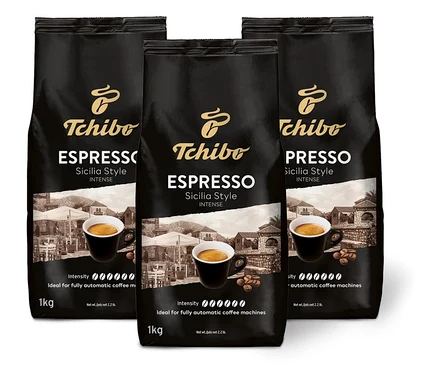 Trzy czarne opakowania kawy "Tchibo Espresso Sicilia Style" stoją obok siebie.