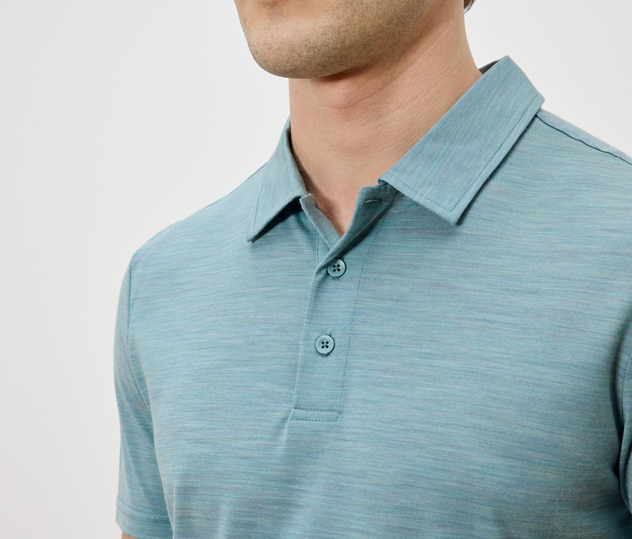 Zbliżenie mężczyzny w jasnoniebieskiej koszulce polo.