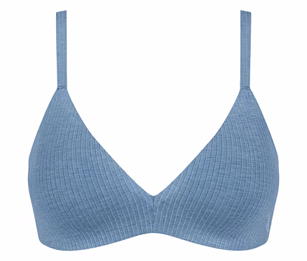 Jasnoniebieski biustonosz typu bralette z prążkowanego materiału, z miękkimi miseczkami i cienkimi ramiączkami.