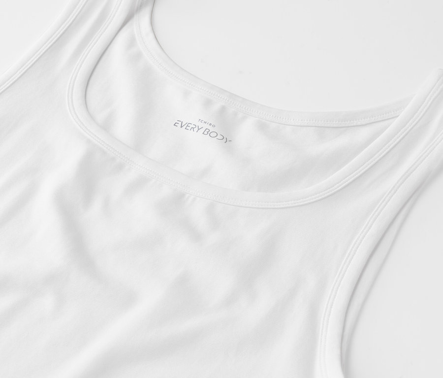 Zbliżenie białego topu na ramiączkach.