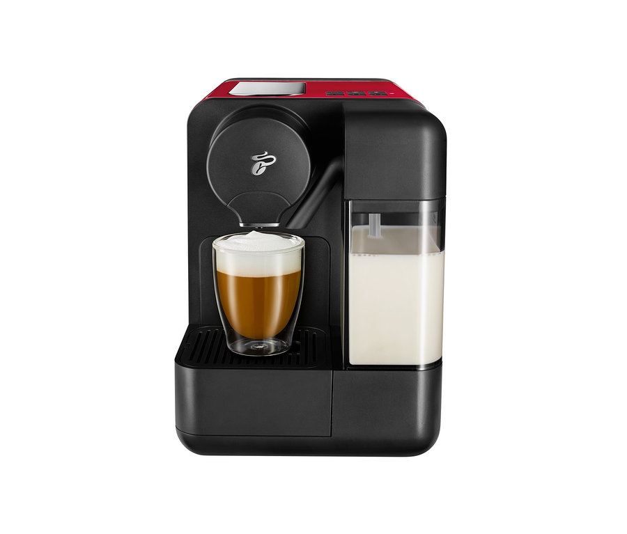Czarny ekspres do kawy Cafissimo milk, czerwony, z filiżanką cappuccino.