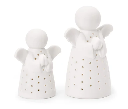 Dwie białe ceramiczne figurki aniołów, jedna większa i jedna mniejsza, ze złożonymi rękami i perforowanymi korpusami.