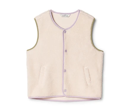 Kremowa kamizelka polarowa z fioletowymi guzikami i fioletowym obszyciem przy szyi, z przodu i na dole, z zielonym obszyciem na rękawach.