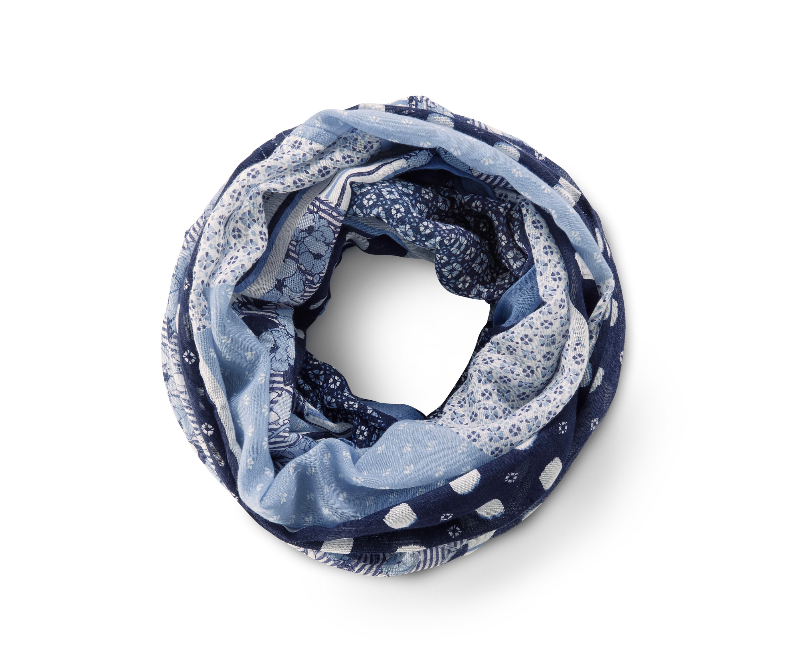 Wzorzysty motany szal patchworkowy w odcieniach niebieskiego i białego.