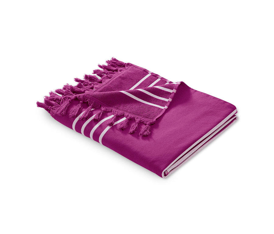 Ręcznik hammam w kolorze fuksji z białymi paskami i frędzlami, złożony na białym tle.