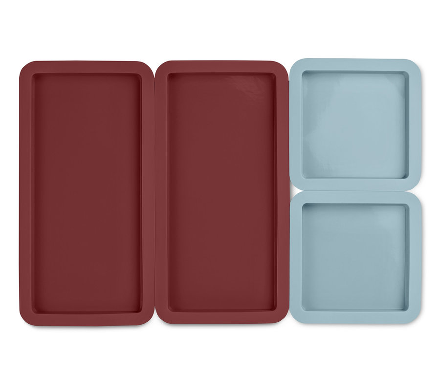 Cztery maty do pieczenia: dwa czerwone prostokątne i dwa niebieskie kwadratowe.