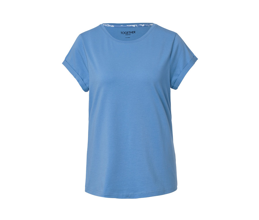 Niebieska piżama z koszulką i spodenkami.