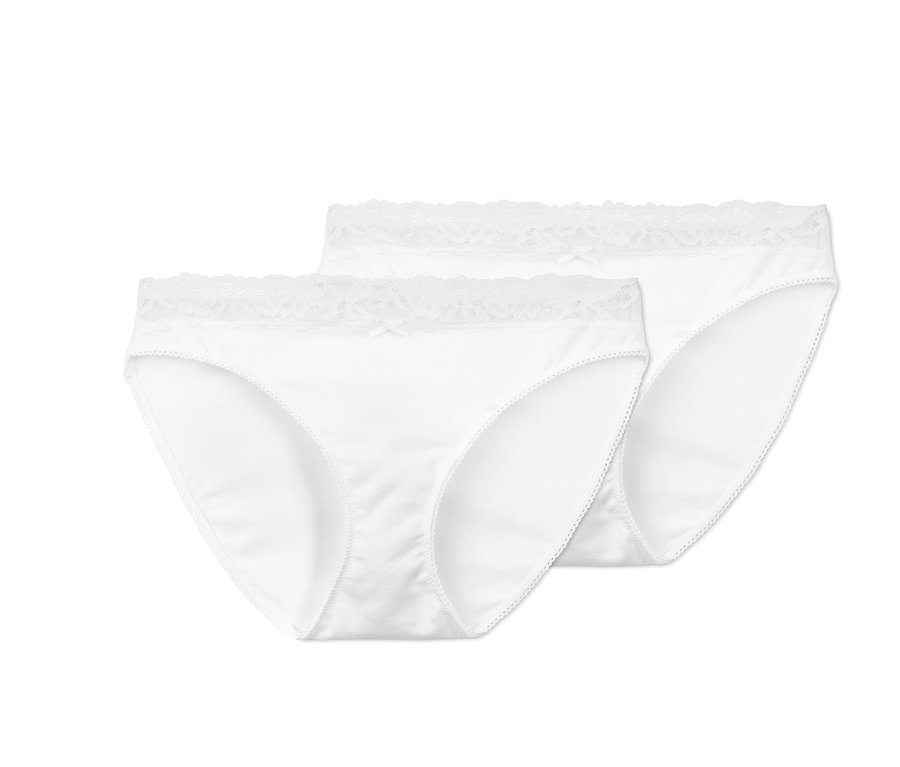 Dwie pary białych fig z koronką