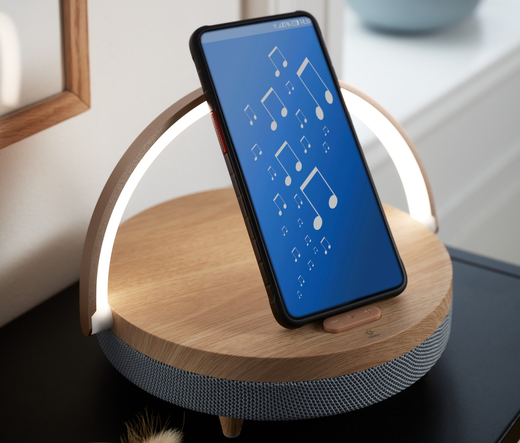 Telefon komórkowy oparty o głośnik Bluetooth z bezprzewodową ładowarką i lampką LED.