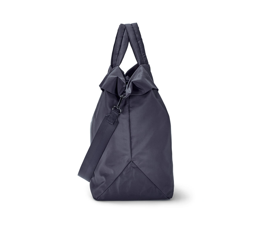 Granatowa torba sportowa z uchwytami i paskiem na ramię.