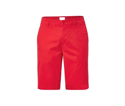 Czerwone szorty w stylu chino.