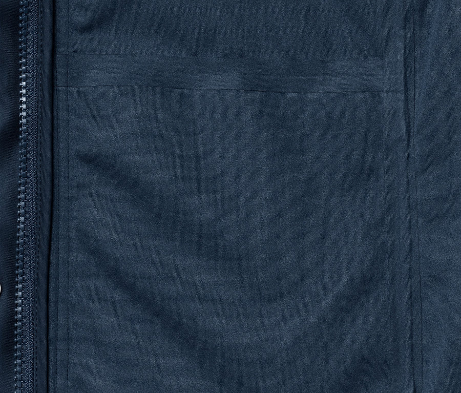 Zbliżenie na niebieską kurtkę przeciwdeszczową z kieszenią i zamkiem błyskawicznym.