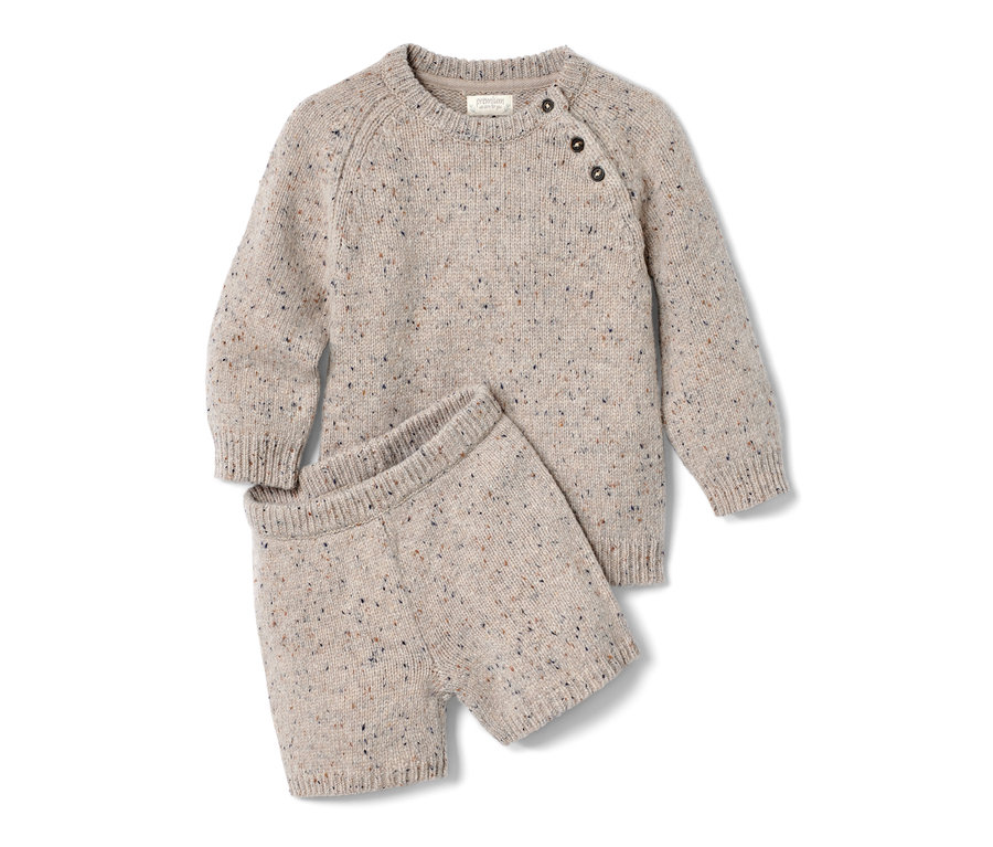 Zestaw dzianinowy z wełną z certyfikatem RWS leży na białym tle.