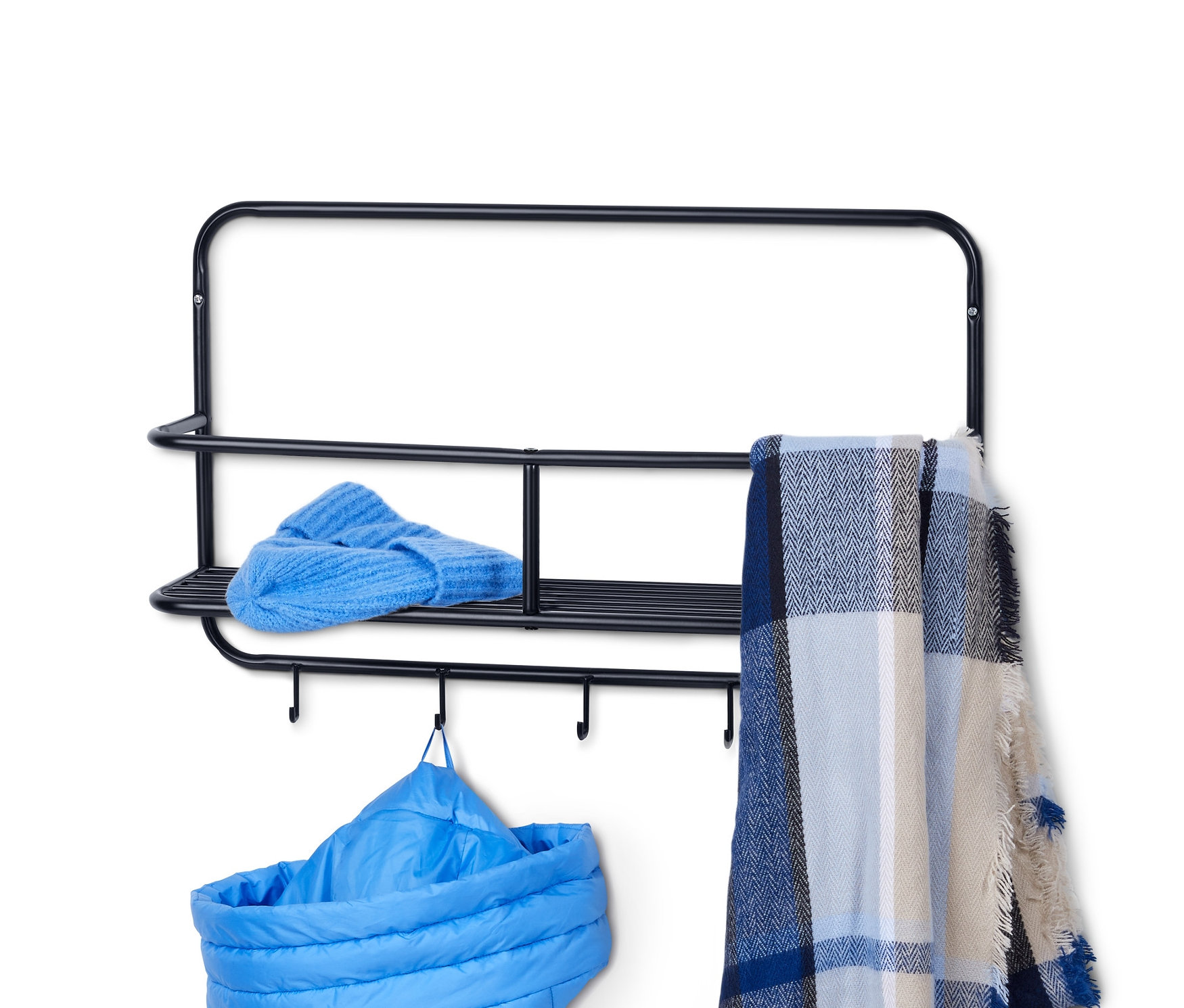 Niebieska kurtka wisi na czarnym regale ściennym do przedpokoju. Na regale leży niebieska czapka i szalik.