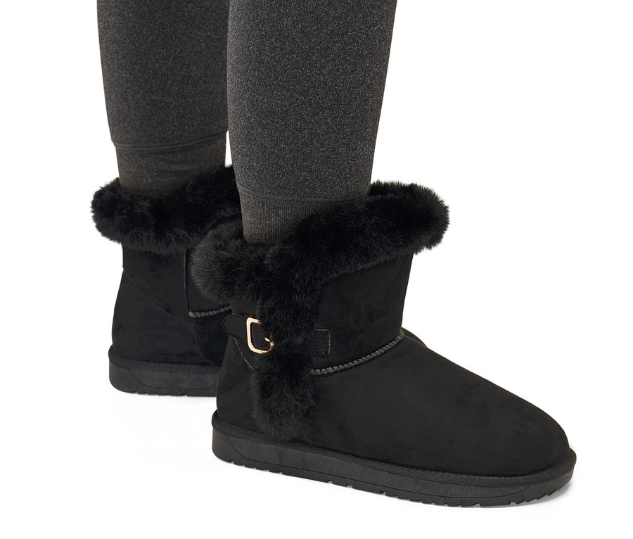 Nogi w czarnych ocieplanych botkach.