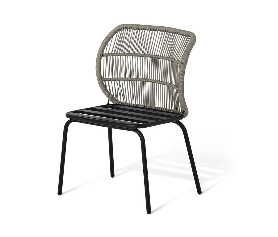 Krzesło z plecionką tekstylną i czarnymi nogami.