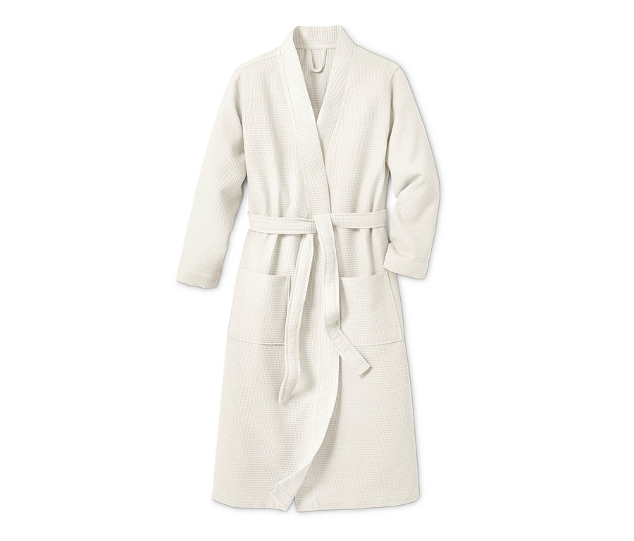 Biały szlafrok damski z paskiem.
