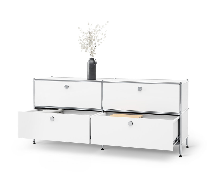 Biała niska szafka metalowa »CN3« z 4 szufladami, z których dwie są otwarte. Na szafce stoi wazon z białymi gałązkami.