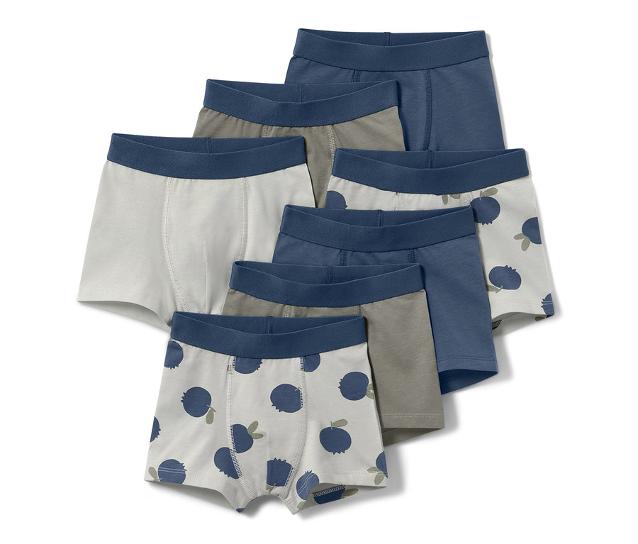 Siedem sztuk bokserek dla maluchów w różnych kolorach, niektóre z wzorem w jagody.