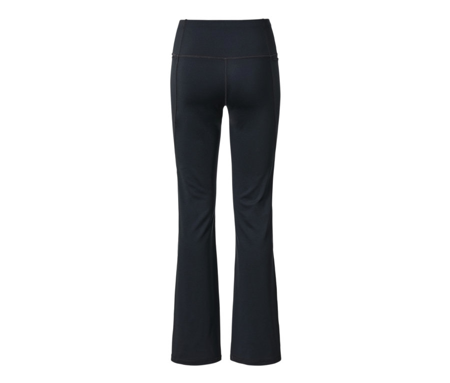 Czarne spodnie sportowe modelujące sylwetkę.