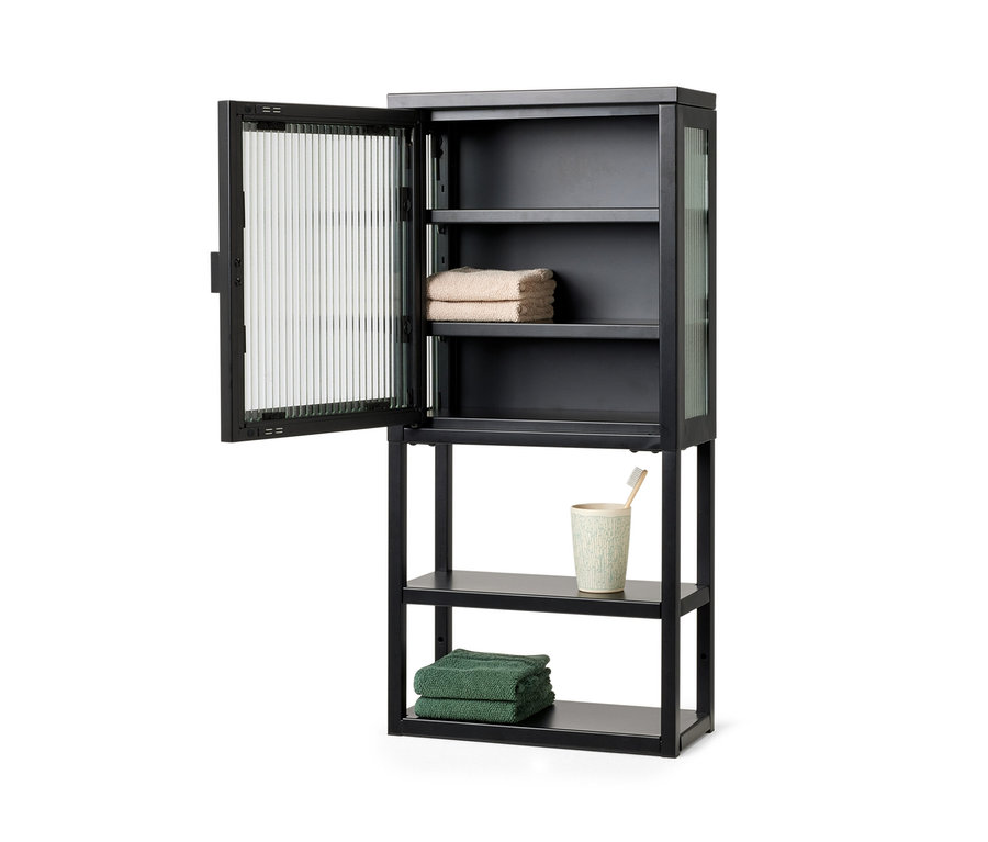 Czarna szafka ścienna ze szklanymi drzwiczkami, z ręcznikami i kubkiem ze szczoteczką do zębów.