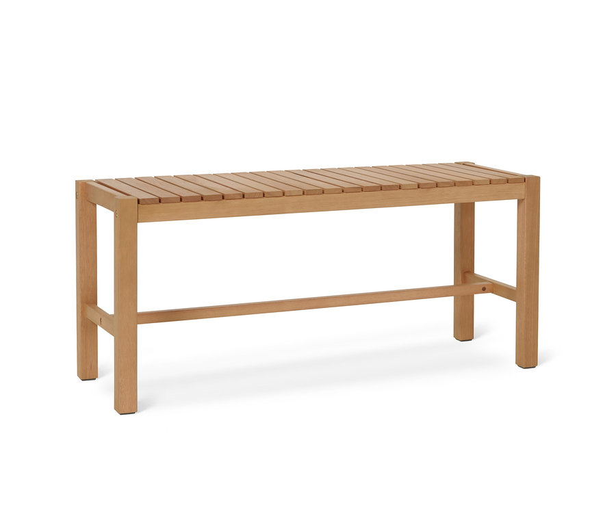 Drewniana ławka »Lenja« na białym tle.