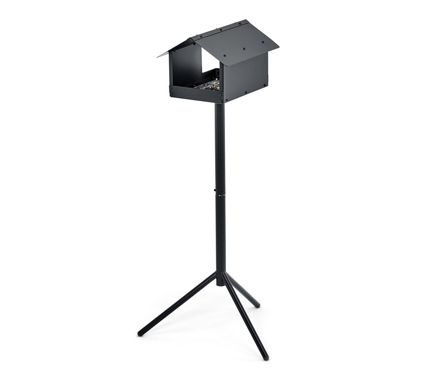 Czarny karmnik dla ptaków na stojaku.