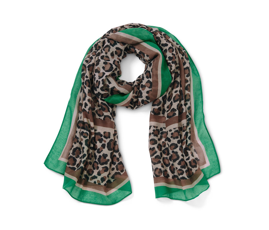 Wzorzysty szal z tkaniny w panterkę z zieloną obwódką.