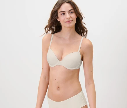 Kobieta ma na sobie biustonosz z modelowanymi miseczkami z 2 sztuk.